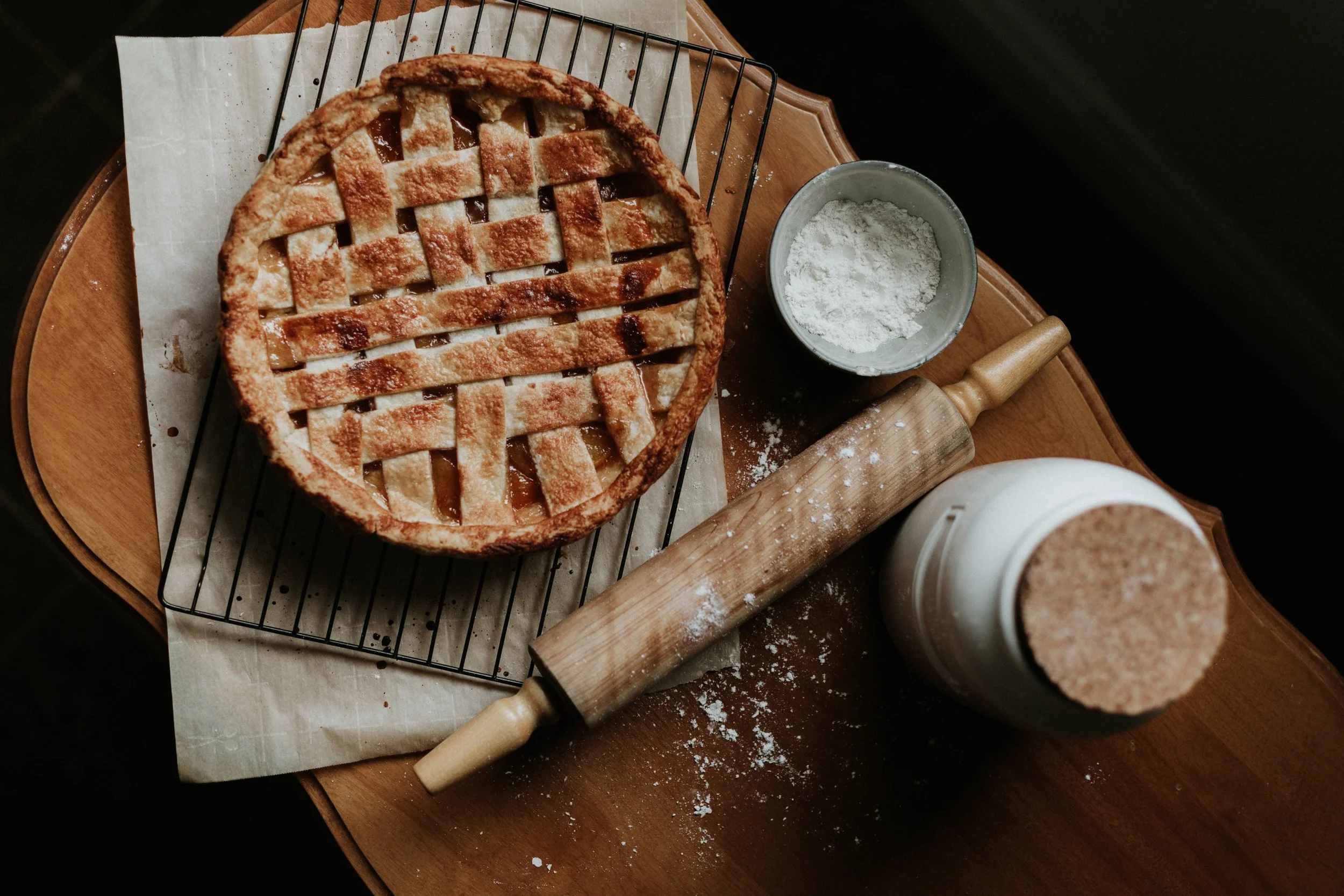Apple pie served with cider